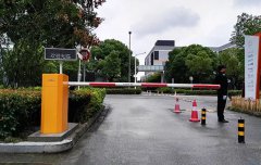 跟车太近过道闸被砸，物业公司担责吗？