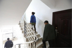 楼道灯损坏，业主摔伤，物业公司需要赔偿吗？